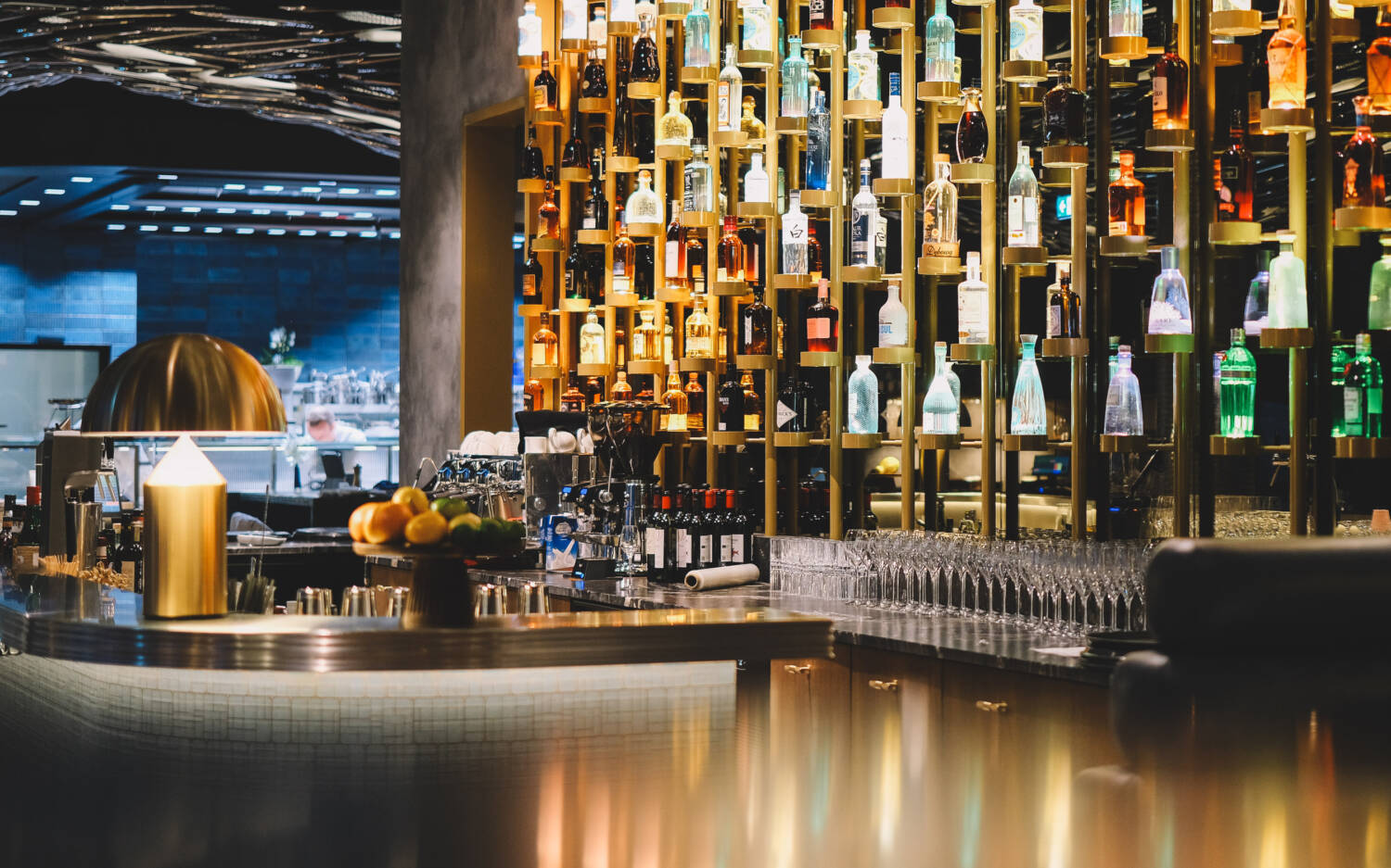 An der Bar bereitet das Team die unterschiedlichsten Drinks zu / © Matthias Stoewer