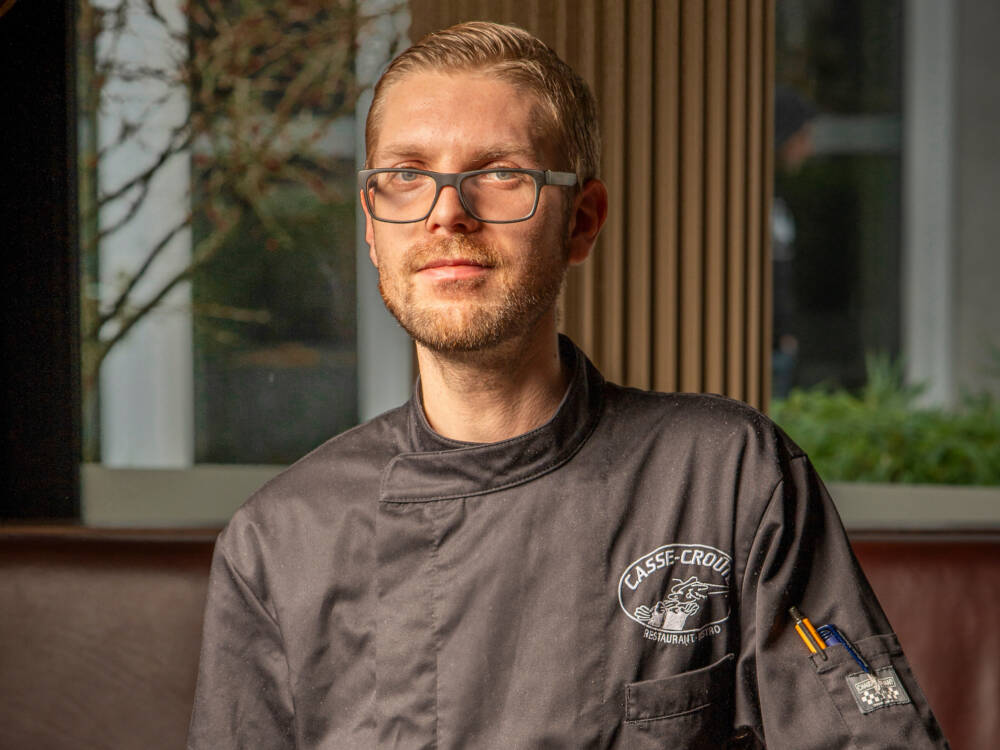 Der 30-Jährige Stefan Schostak ist neuer Küchenchef im Casse-Croûte / ©Matthias Emminger