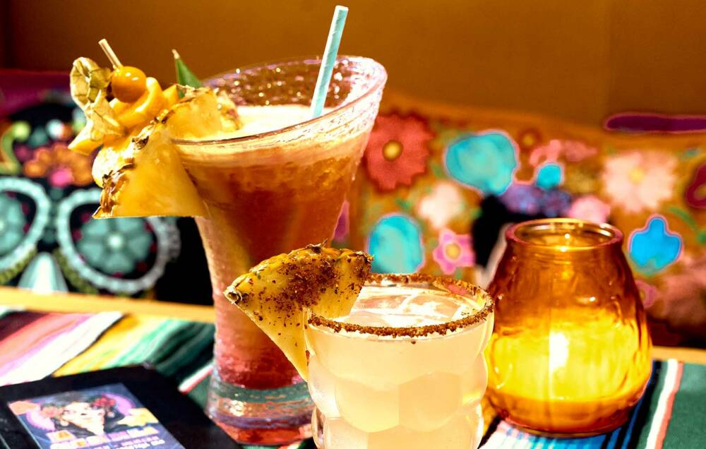 Die farbenfroh dekorierten Drinks sind ein Highlight im La Quesadilla / ©Marc Sill