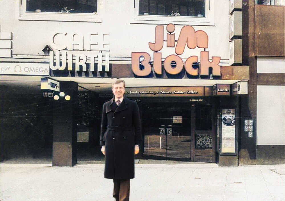 Eugen Block im Jahr 1973 vor der ersten Jim-Block-Filiale in der Spitalerstraße 28 / ©Jim Block