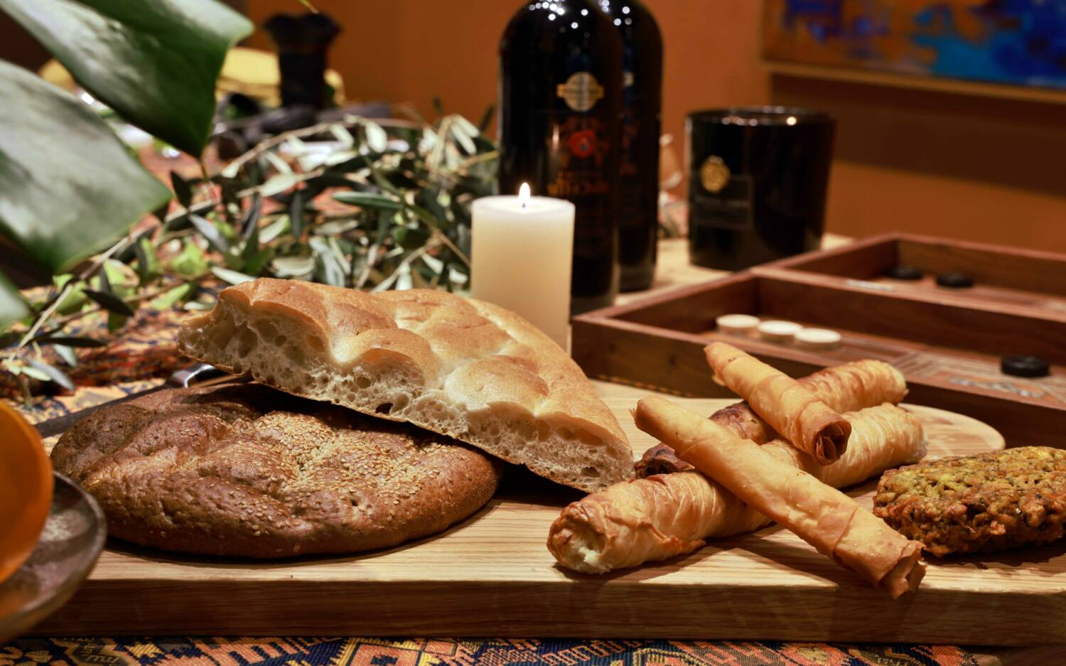 Frisches Fladenbrot und Blätterteigrollen / ©Jakob Touba