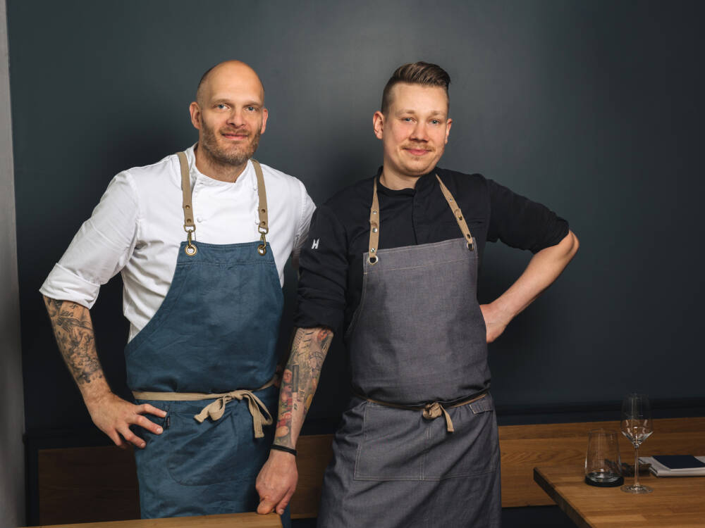 Inhaber Björn Juhnke (l.) und sein Küchenchef David Danek haben das Restaurant zum besten Restaurant 2022 gekocht / ©Julia Schumacher
