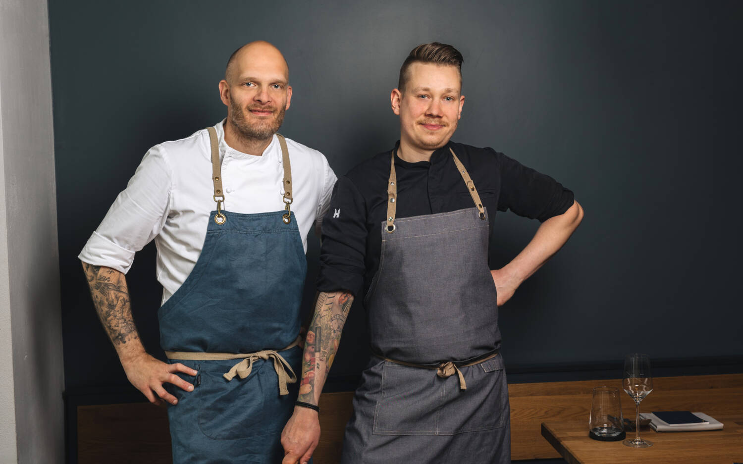 Inhaber Björn Juhnke (l.) und sein Küchenchef David Danek haben das Restaurant zum besten Restaurant 2022 gekocht / ©Julia Schumacher