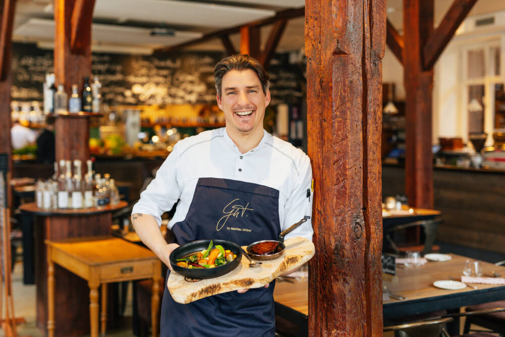 Matthias Gfrörer bietet in der Gutsküche Wulksfelde regionale Produkte an / ©Julia Schumacher