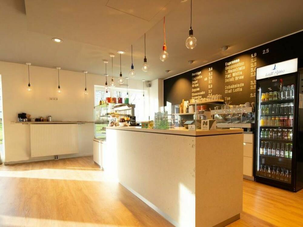 Puristisch-modern: der Kassenbereich des Cafés Lütt Mööv / ©Lütt Mööv