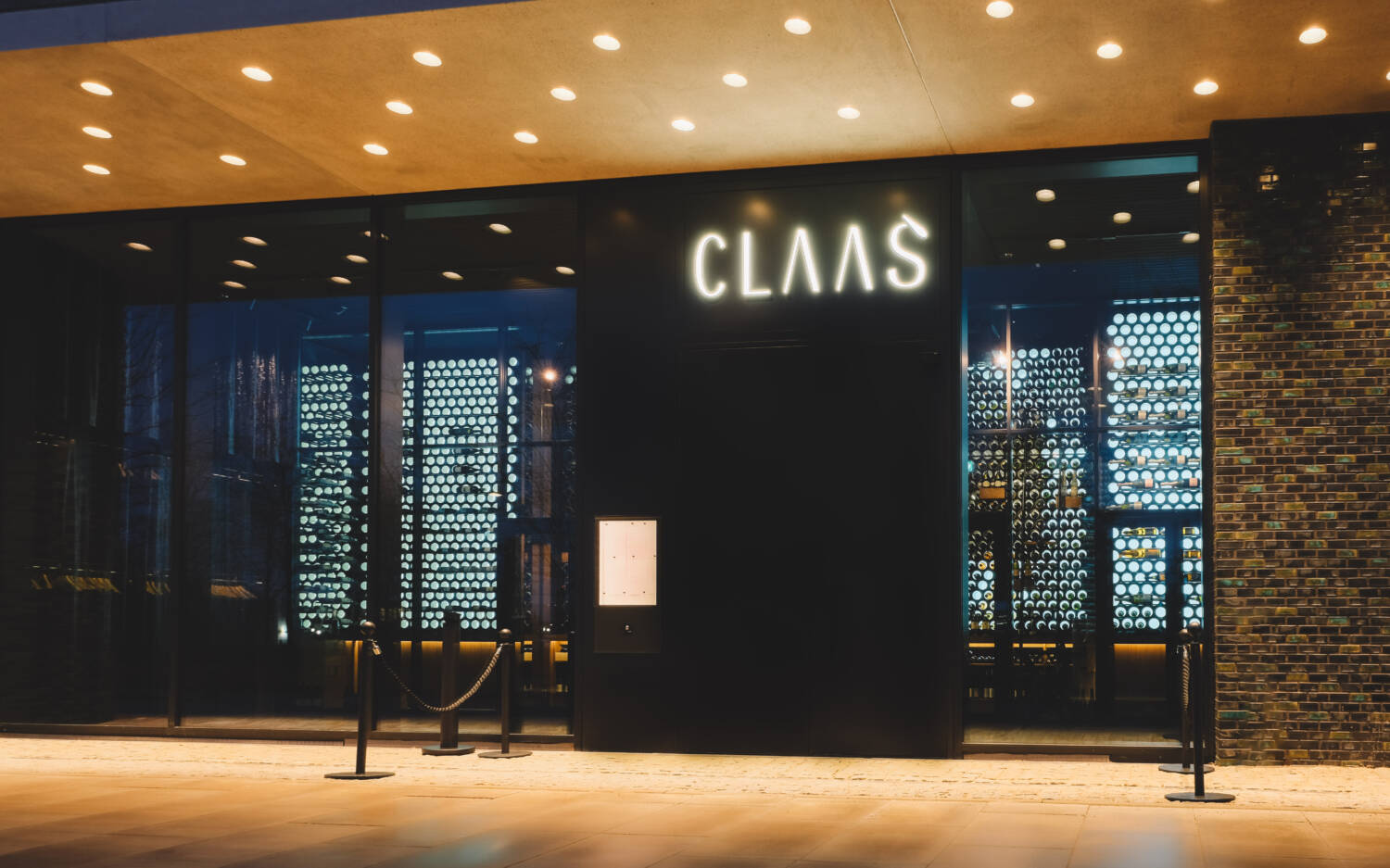 Schickes Design: Das Claas besticht schon am Eingang mit edler Optik / © Matthias Stoewer