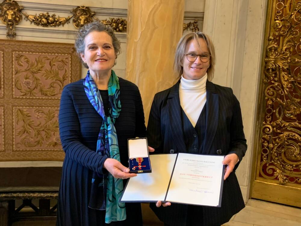 Sozialsenatorin Melanie Schlotzhauer (rechts) überreichte Margot Wolf das Bundesverdienstkreuz / ©Sozialbehörde