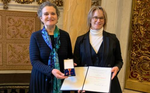 Sozialsenatorin Melanie Schlotzhauer (rechts) überreichte Margot Wolf das Bundesverdienstkreuz / ©Sozialbehörde