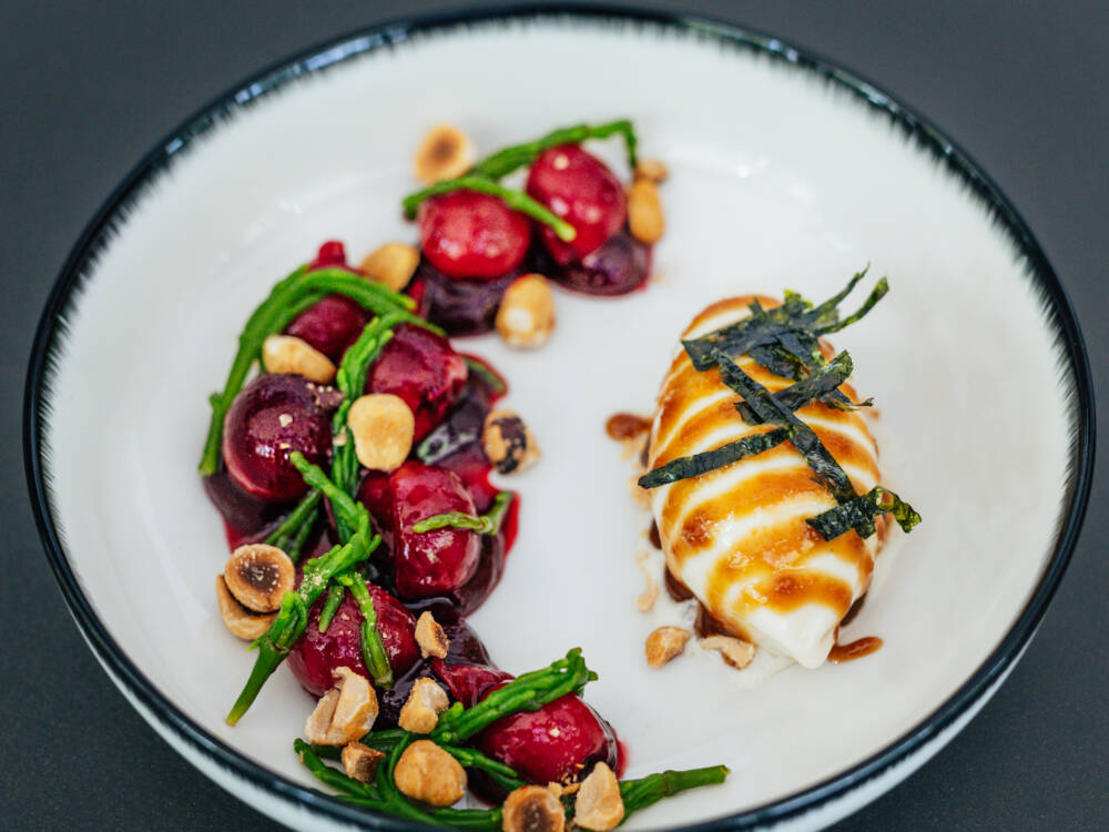 Ausgefallenes veganes Dessert: In der erdbeerfressende Drache gibt es Kirsche & Kombu / ©Julia Schumacher