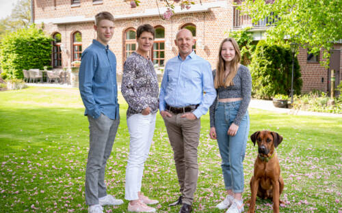 Die Familie Jonas, Rebecca, Thomas, Maybrit & Tarik vom Landhaus zum Lindenhof in Marxen / ©Zum Lindenhof