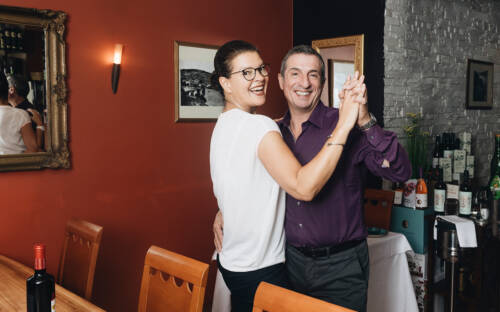 Ein Tango: Jesús Antonio Díaz Sindín und Patricia Pérez y Hilker wagen ein Tänzchen in ihrem Restaurant Portomarin / ©Julia Schumacher