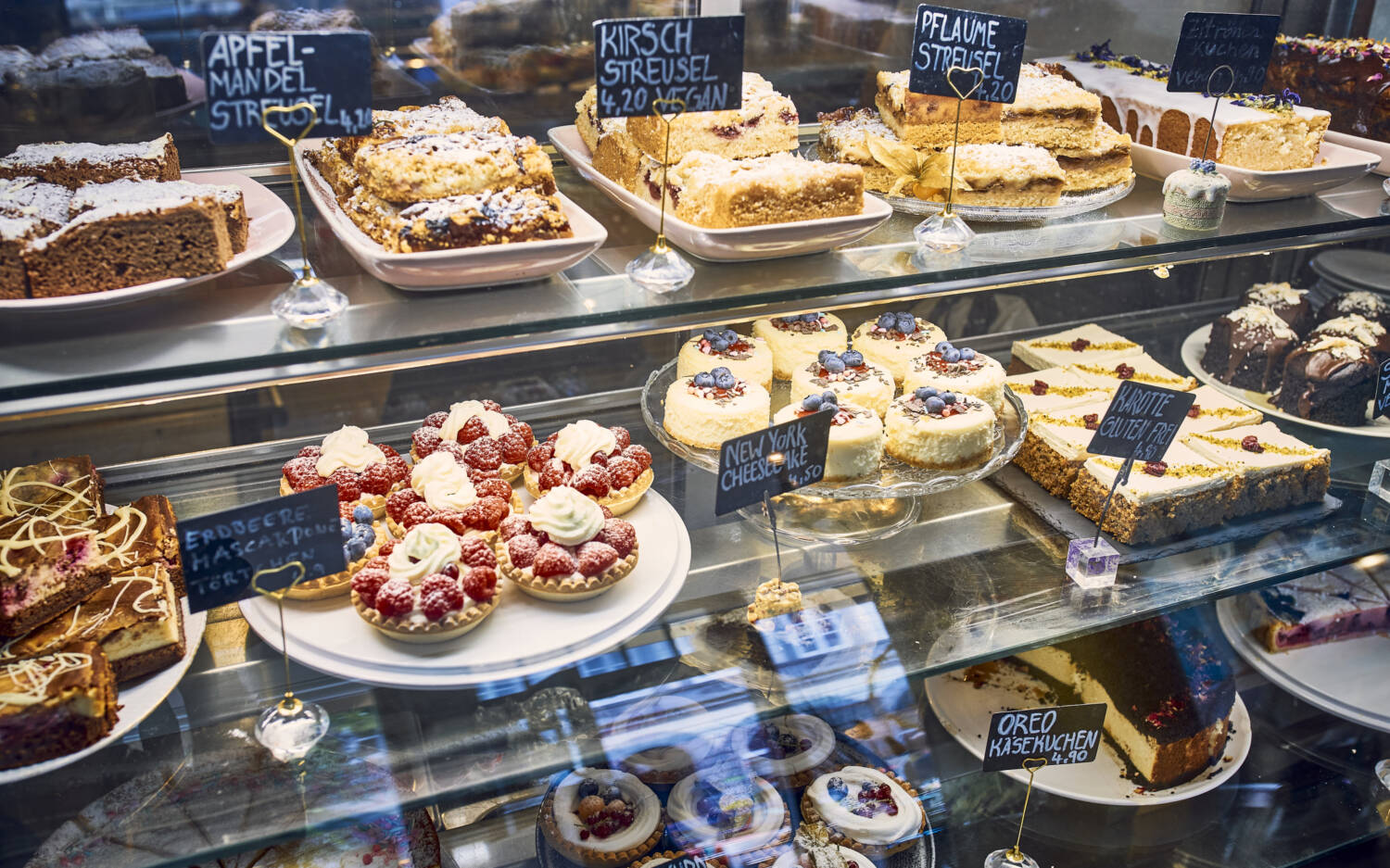 Eine ganze Vitrine voll mit Kuchen! / ©Marc Sill