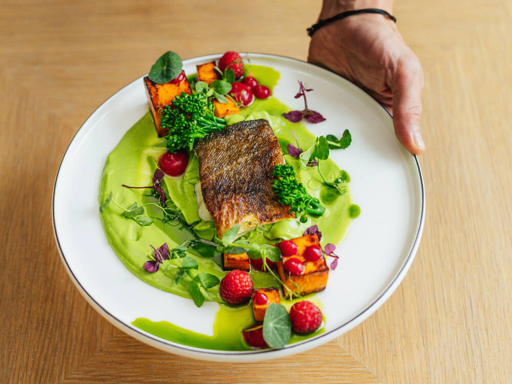 Farbenfroh: Gebratenes Kabeljaufilet mit wildem Brokkoli und Süßkartoffel von Elma Speisekneipe / ©Julia Schumacher