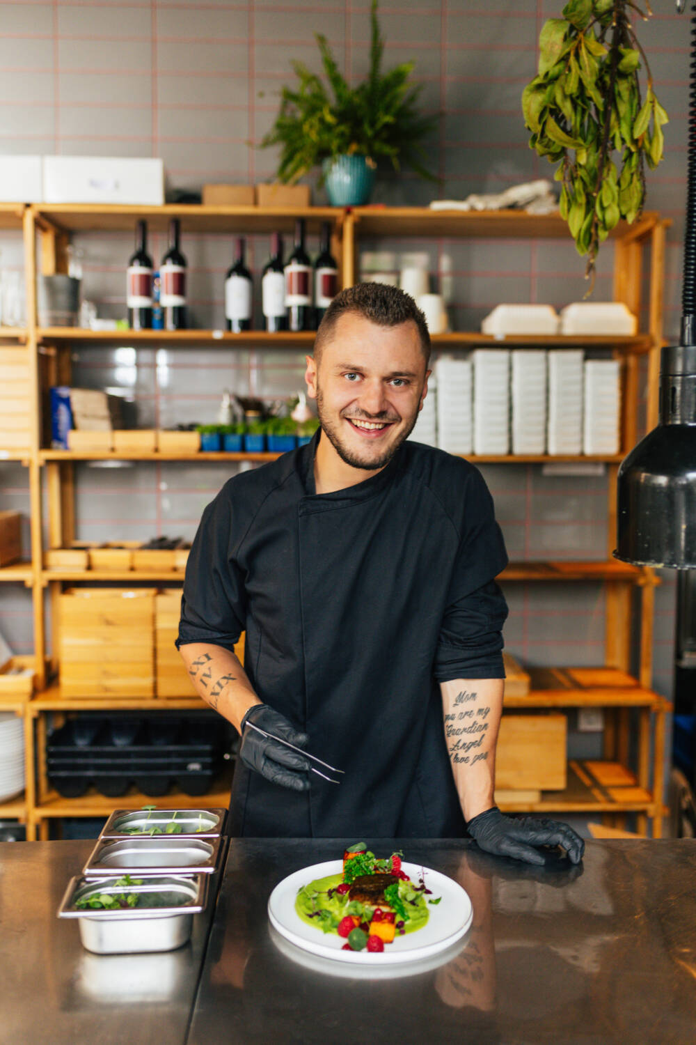 Florian Kleppel hat für das Genuss-Michel-Menü einen bunten Teller zusammengestellt / ©Julia Schumacher