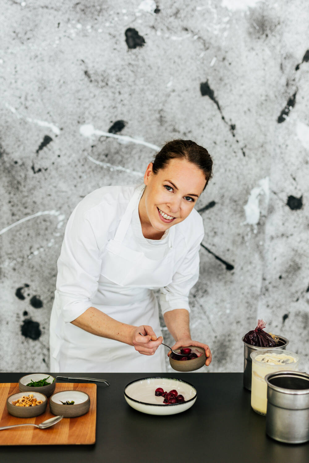 Friederike Binder ist Souschefin im Drachen und hat das ausgefallene Dessert konzipiert / ©Julia Schumacher