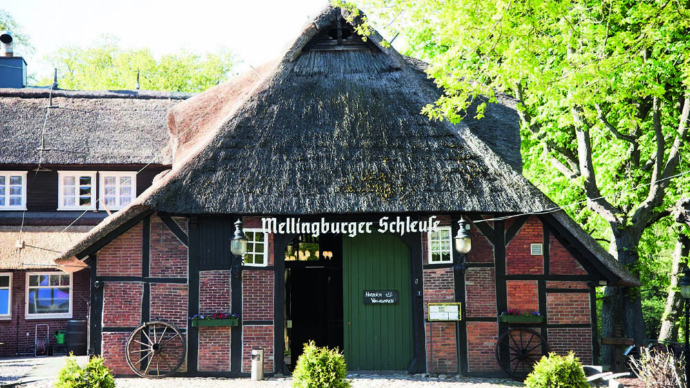 Historisch: 1717 als Gasthaus erbaut, können hier heute bis zu 250 Gäste gemeinsam feiern / ©Kleinhuis Hotel Mellingburger Schleuse