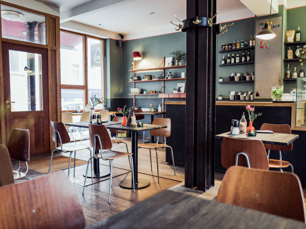 Homeoffice mit Aussicht? Die Plätze am Schaufenster sind dafür perfekt / ©Rain Cafeatery