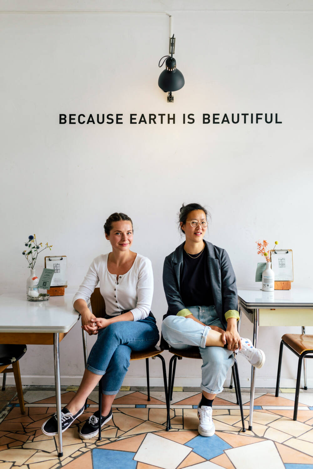 In ihrem Café gibt es weniger Müll: Alana Zubritz und Ina Choi-Nathan vom In guter Gesellschaft / ©Jakob Börner