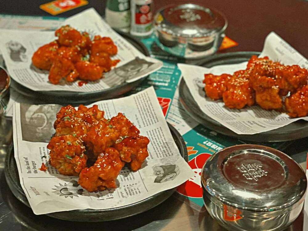 Korean Fried Chicken Combo aus frittiertem Blumenkohl und Tofu /  ©Kkokki Loves Vegan