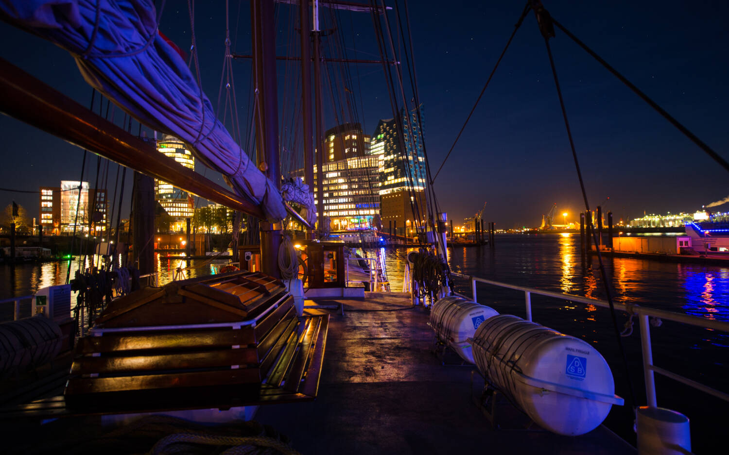 Mit der Elbphilharmonie im Rücken segelt ihr auf dem Windjammer Mare Frisium (©NORD EVENT GmbH)