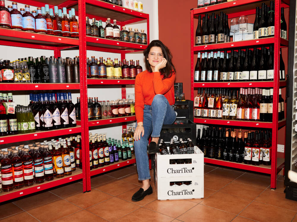Mit nüchtern.berlin bietet Isabella Steiner über 200 alkolfreie Getränkealternativen an / ©Jaclyn Locke