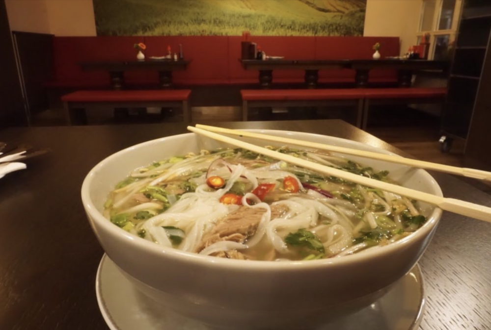 Pho, die traditionelle vietnamesische Suppe, wird in dem neuen Restaurant in Hamburgs Innenstadt serviert / ©Neu Hue
