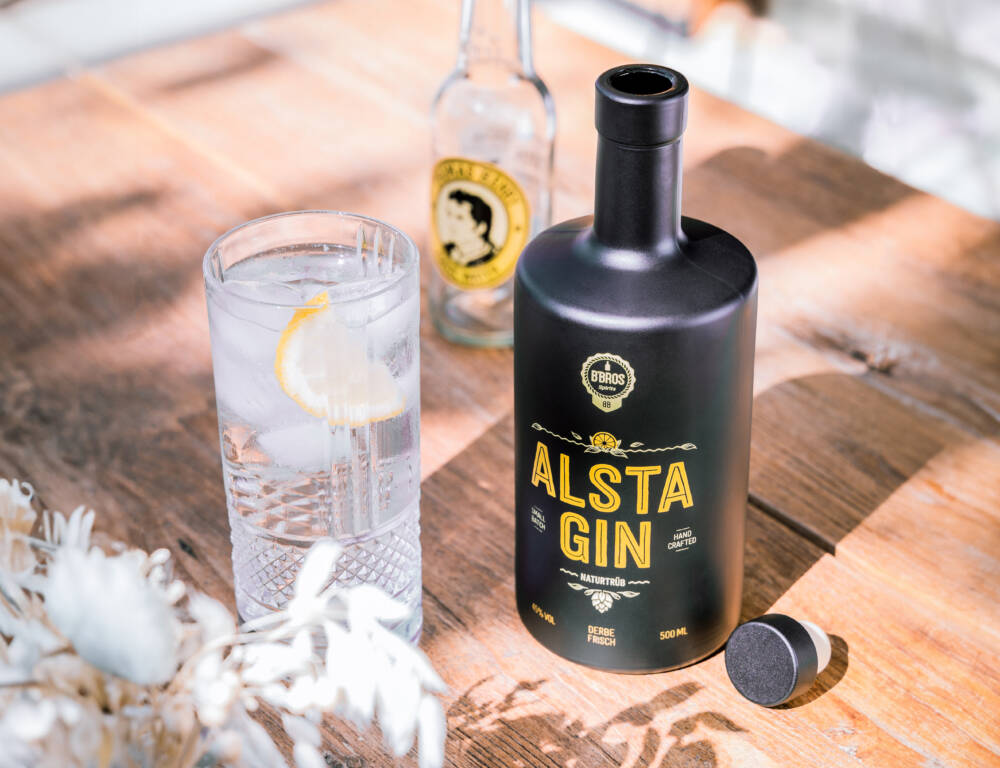 Sommerlicher Drink mit einem Hauch Zitrone: der Alsta Gin von Men’s Needs / ©Elbfactory