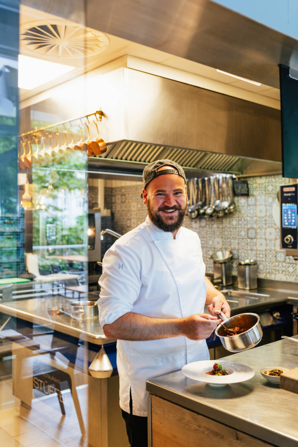 Stüffel-Küchenchef Hanno Hoffmann hat gute Laune in der Küche / ©Julia Schumacher