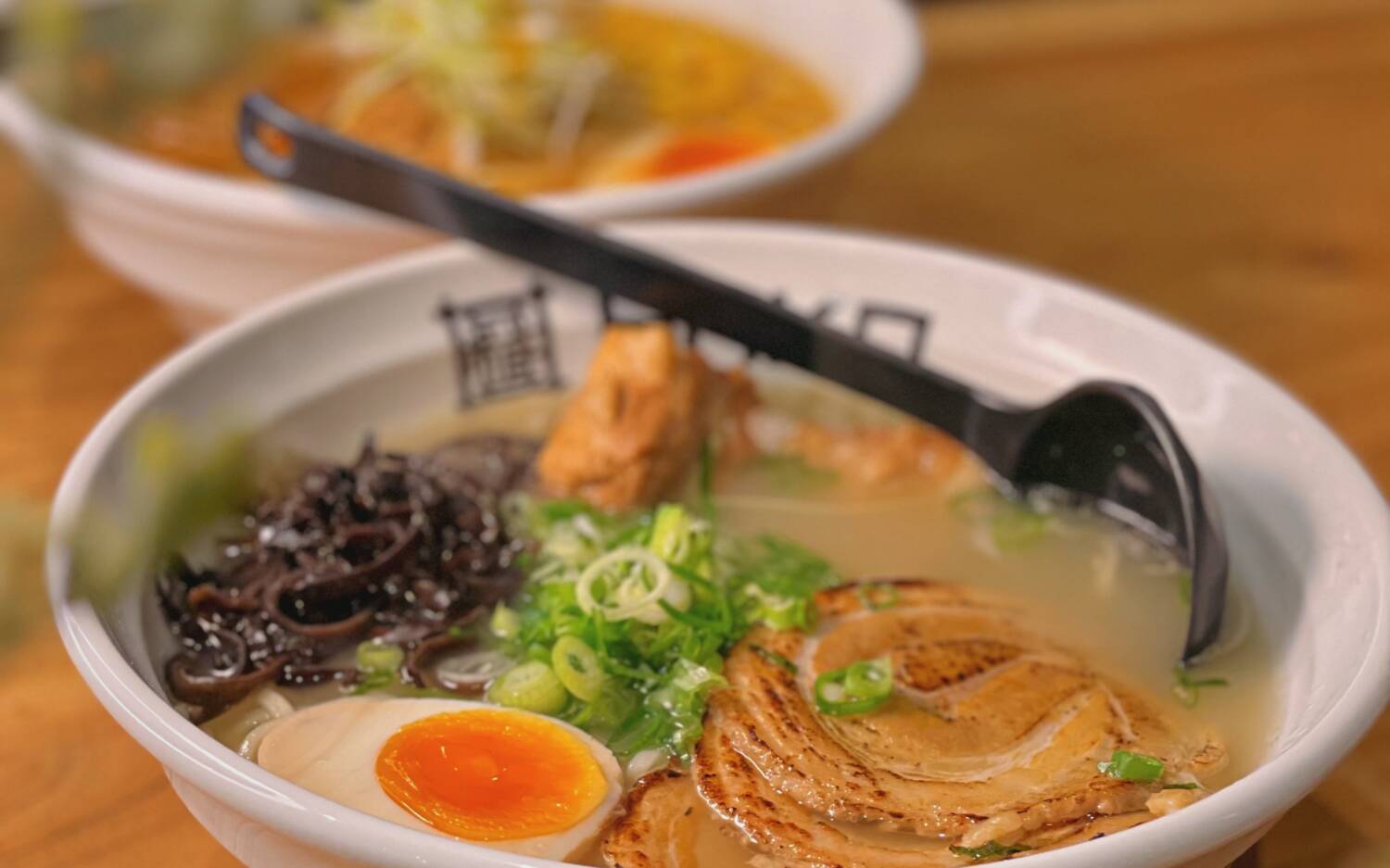 Würzige Brühe, buntes Gemüse und das obligatorische Ei dürfen bei einer Ramen nicht fehlen / ©foodie_juli