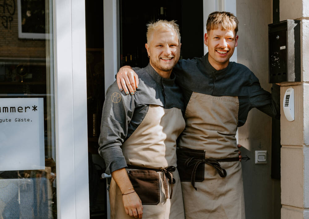 Aaron Levi Hasenpusch (l.) und sein Team kehren dem Eppendorfer Weg ab April den Rücken / ©Sophia Schillik