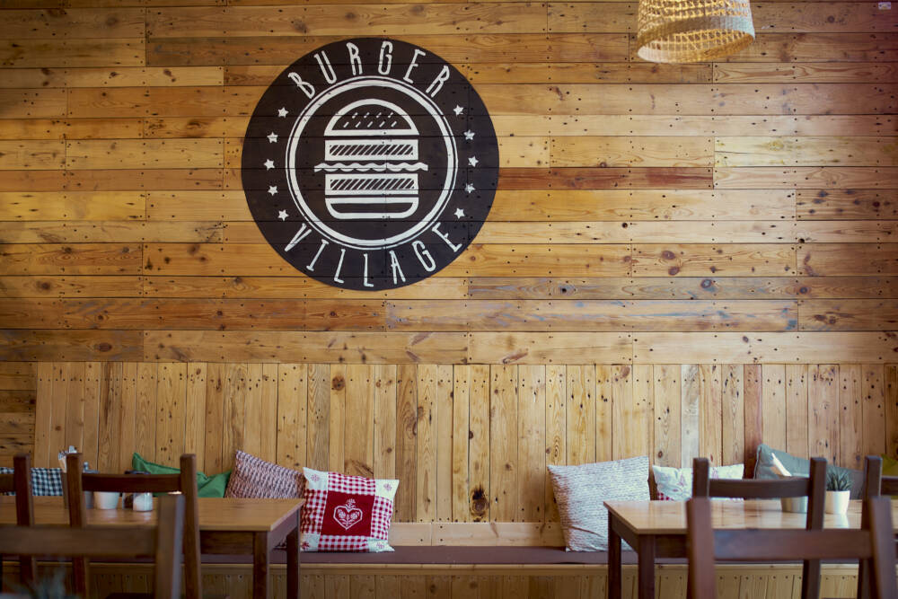 Abwechslungsreiche Burger in rustikalem Ambiente serviert Burger Village seinen Gästen / ©Marc Sill