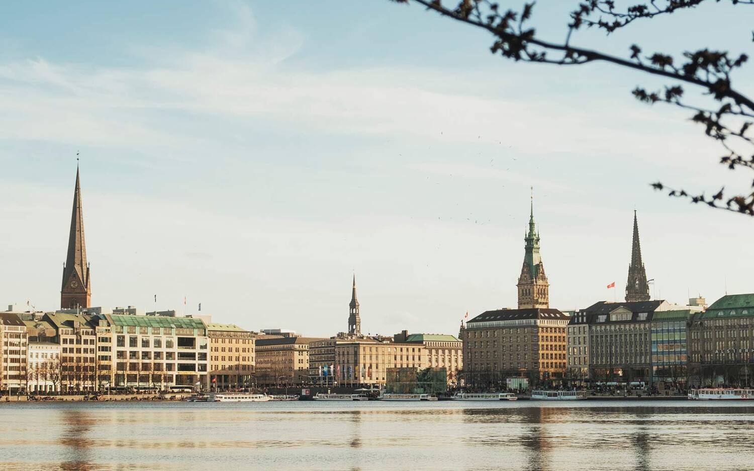 Alster, Elbe, Fleete und Kanäle bieten in Hamburg ausreichend Platz für schwimmende Restaurants / ©Unsplash/Julia Solonina