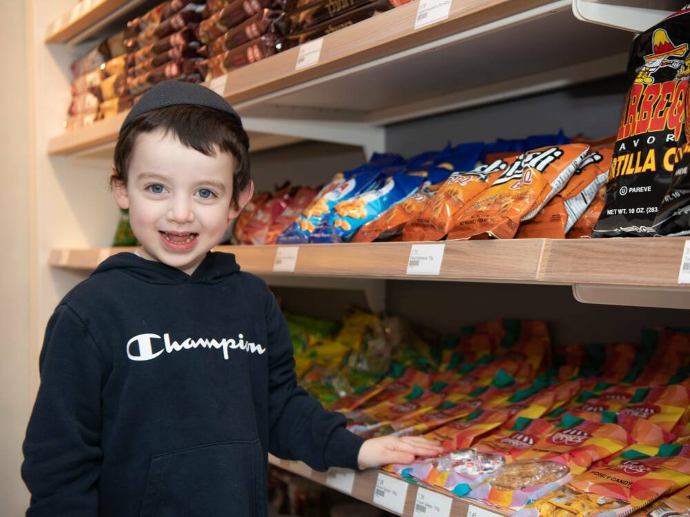 Auch Süßigkeiten und Snacks bietet der Kosher Market in Rotherbaum an / ©Raawi / Armin Levy