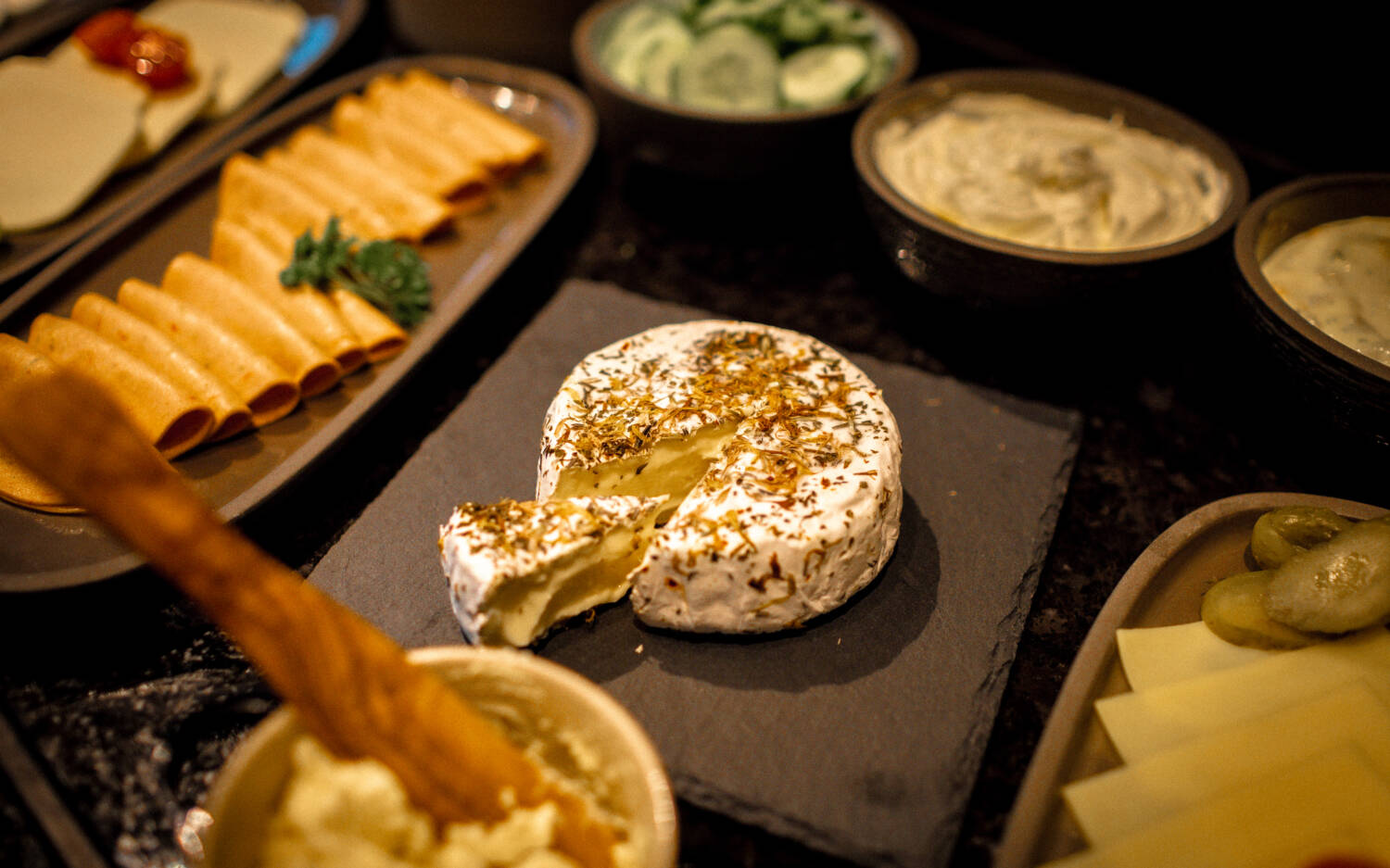 Beim Frühstück gibt es unter anderem Käse aus der Käserei Backensholz / ©The Cloud One Hotels