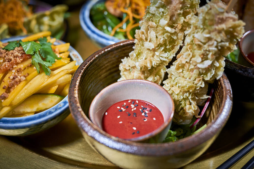 Darf beim Essen im veganen asiatischen Restaurant Greentable nicht fehlen: mit Reisflakes ummantelter Tofu am Spieß / ©Marc Sill