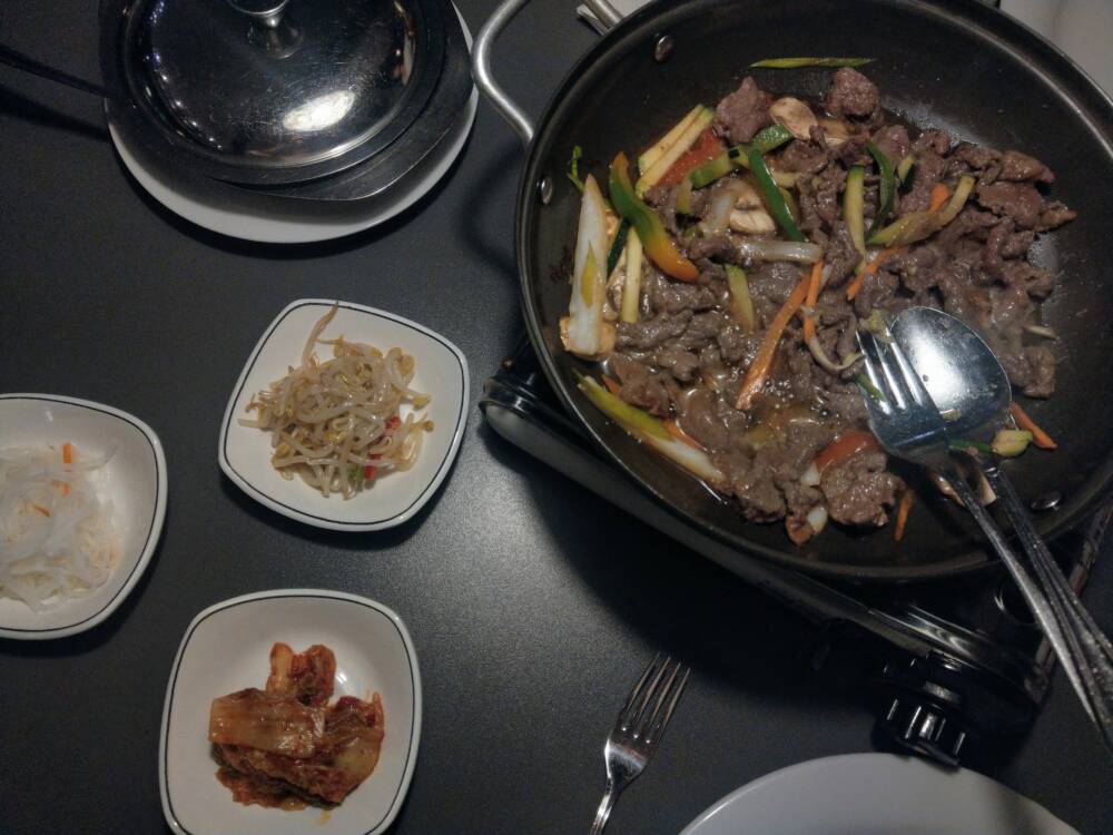Das koreanische Gericht Bul-Gogi wird im Yang-Zi direkt am Tisch gegrillt / ©Marina Höfker