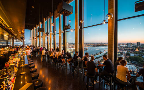 Der Ausblick aus der 20up Bar über den Hamburger Hafen ist beeindrudkend / ©Skyline Bar 20Up