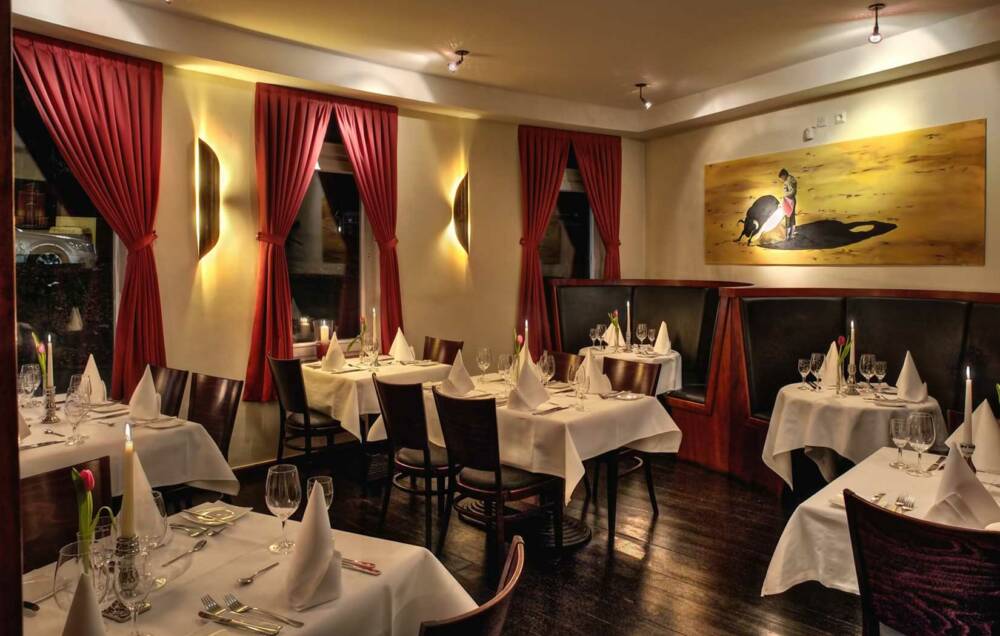 Der gemütliche Gastraum des spanischen Restaurants Pasalo bien / ©Pasalo bien