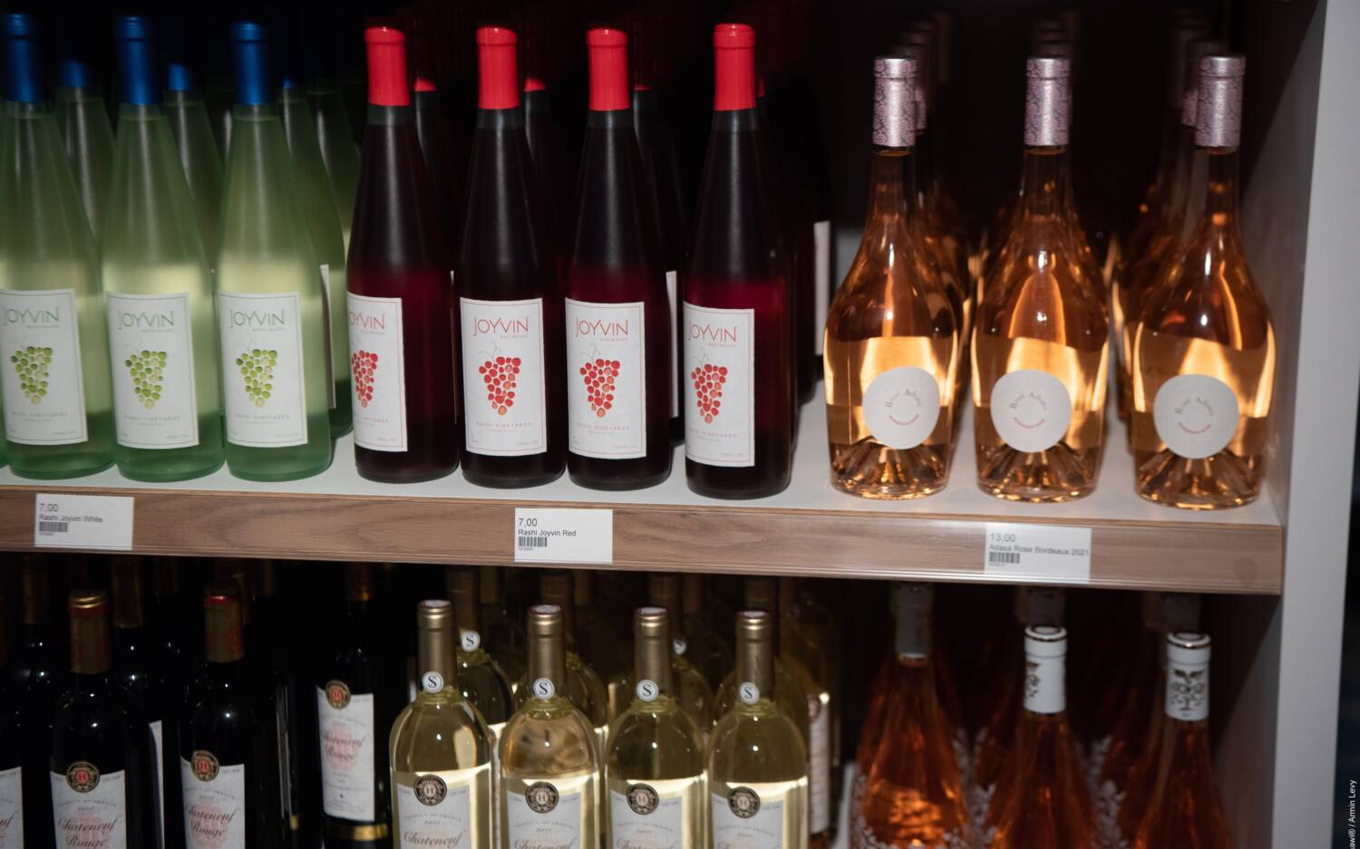 Der Wein im Kosher Market kommt unter anderem aus Israel / ©Raawi / Armin Levy