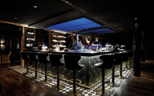 Die dunkle und elegante Einrichtung in der Bar Noir wird durch die Beleuchtung der Bar unterstrichen  / ©Bar Noir 