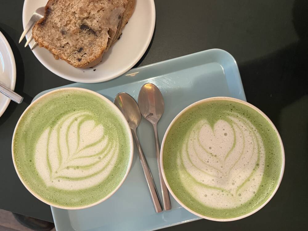 Die Matcha Latte im Lowinsky’s sehen wie gemalt aus / ©Genuss-Guide