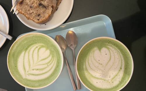 Die Matcha Latte im Lowinsky’s sehen wie gemalt aus / ©Genuss-Guide