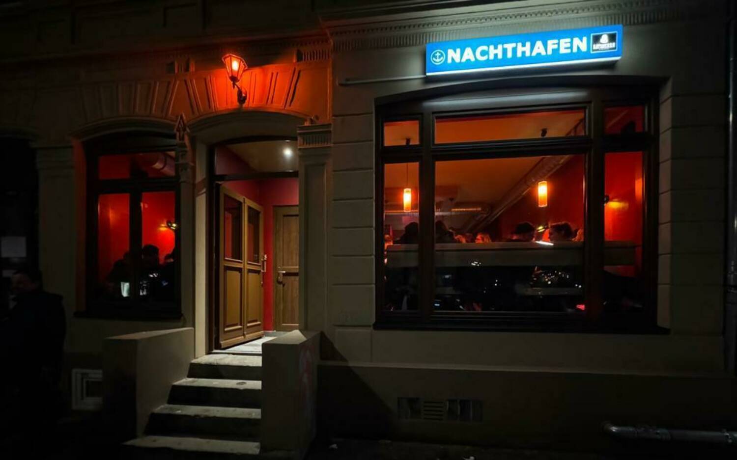 Die rote Laterne leuchtet wieder über dem Eingang zum Nachthafen / ©Nachthafen