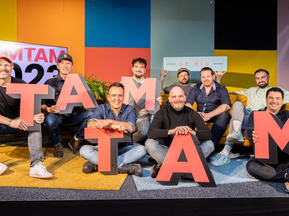 Die zukünftigen Betreiber des Le Big TamTam (von links nach rechts) Patrick Rüther, Axel Ohm, (hinten v.l.n.r.) Samet Kaplan, Niels Betschneider), Valentin Broer, Burhan Schawich, (vorne) Miguel Zaldívar, Björn Juhnke, Vena Steinkönig / ©Le Big TamTam 
