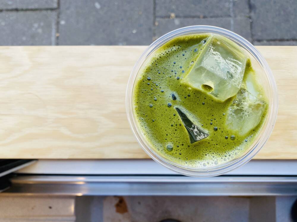 Einmal Iced-Matcha-Latte durch die Fensterklappe / ©Café Dokuwa