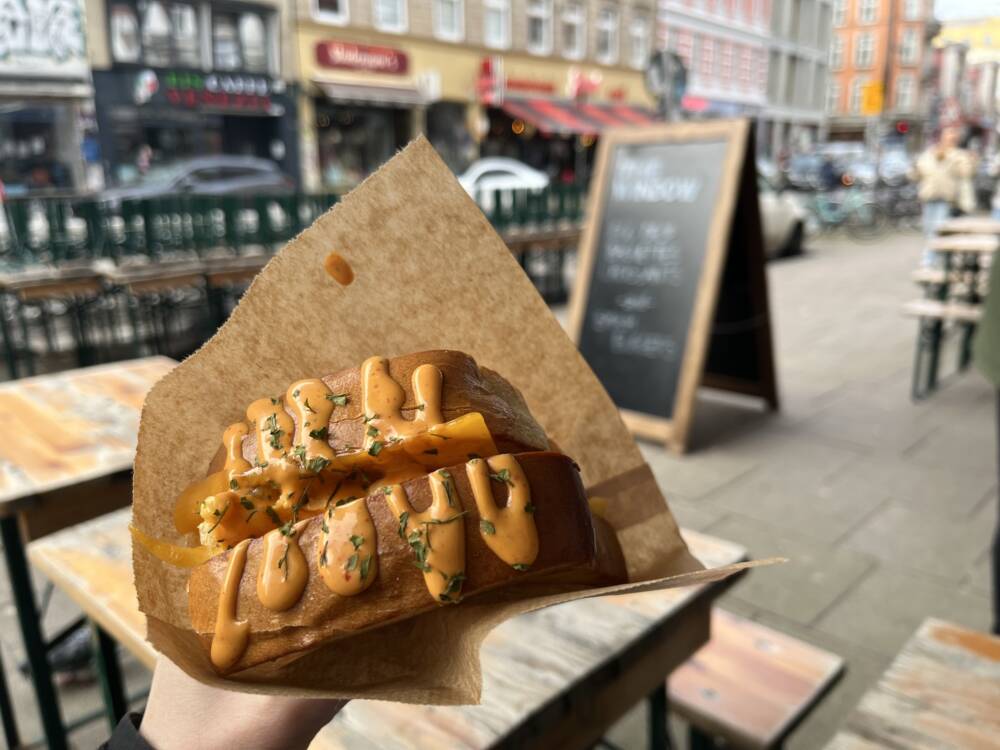 Fluffiges Brioche-Brot, viel Käse, Ei und Sriracha-Mayo werden zum Eggdrop Sandwich / ©Genuss-Guide