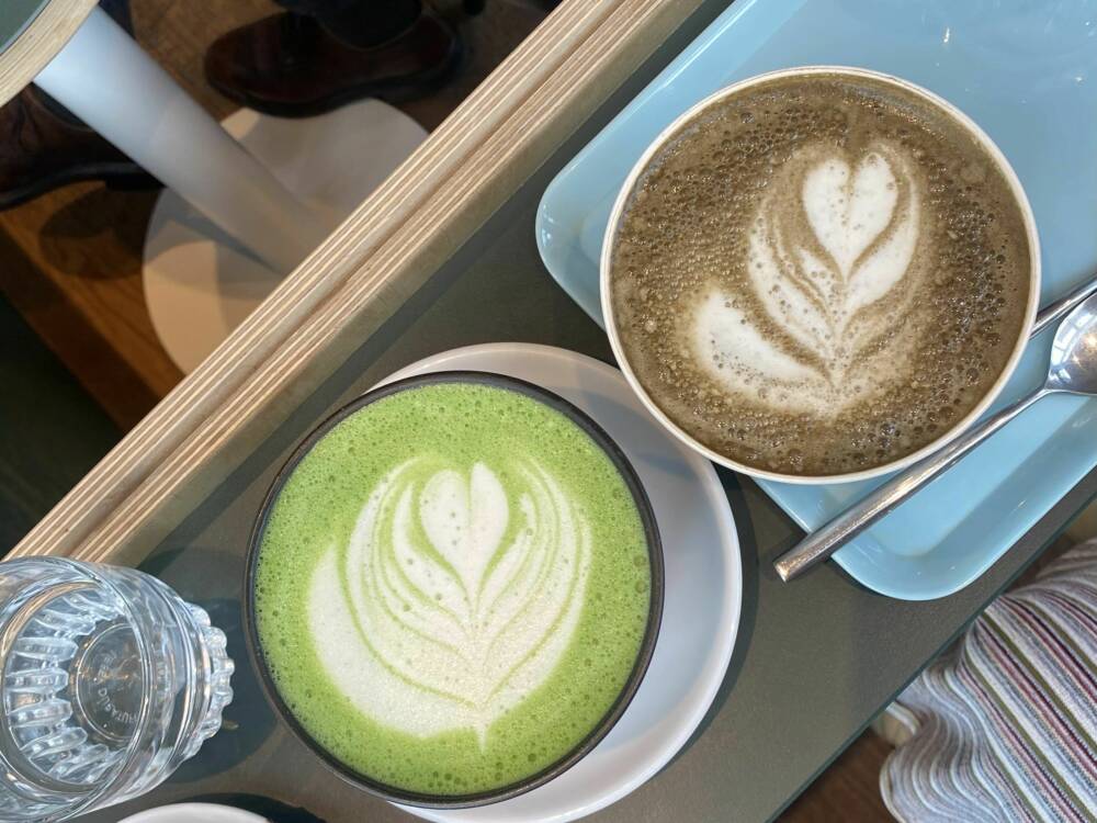 Im Lowinky’s gibt es nicht nur den einen Matcha, sondern auch Sorten wie Hojicha / ©Tammy Kim Duong