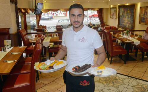 Im Qasr werden Grill- und Schmorgerichte in großen Portionen serviert / ©Qasr