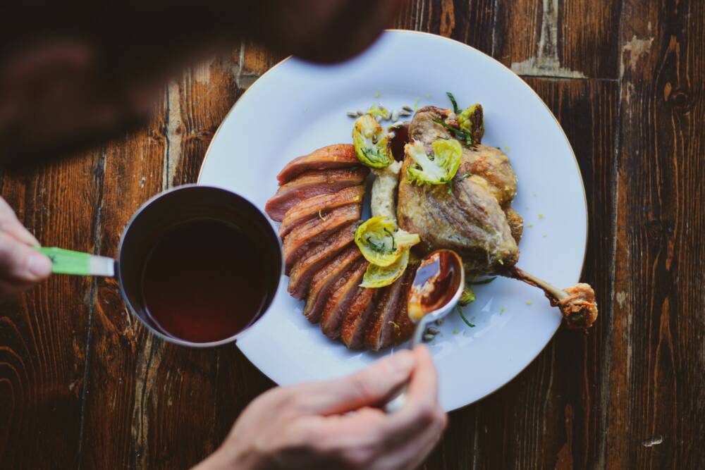 In der Gasthaus-Atmosphäre vom Brechtmann werden vor allem Enten serviert / ©Unsplash/Manek Singh