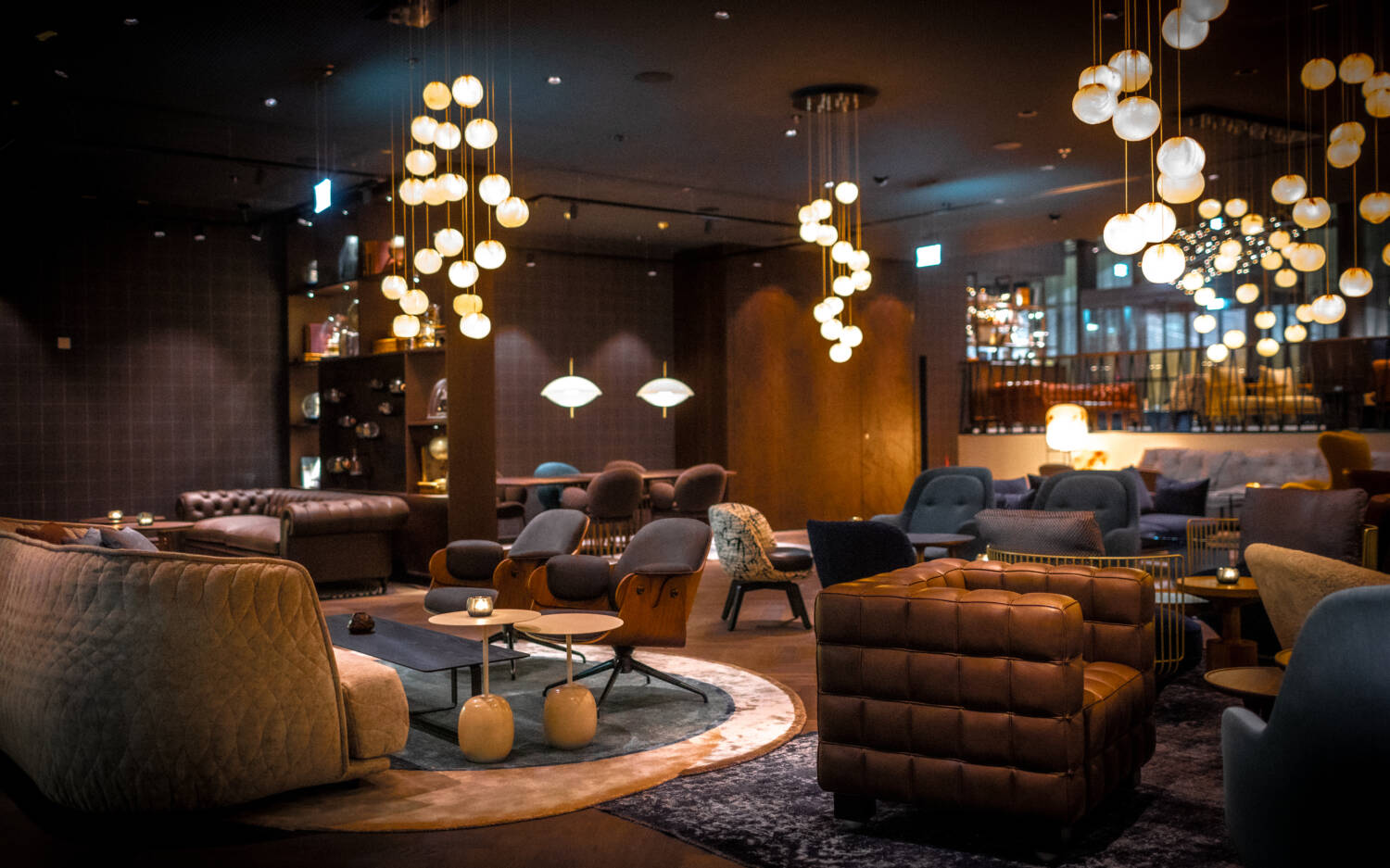 In der Lounge finden Gäste Platz auf Sesseln und Sofas / ©The Cloud One Hotels